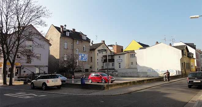 Der ehemalige Parkplatz vor der Bebauung Der ehemalige Kundenparkplatz vor der Bebauung